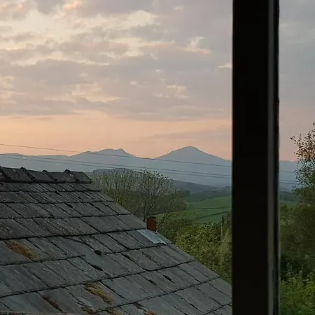 River Deep Mountain High Bunkhouse & Tiny House Chalet Gerendaház Lowick Green